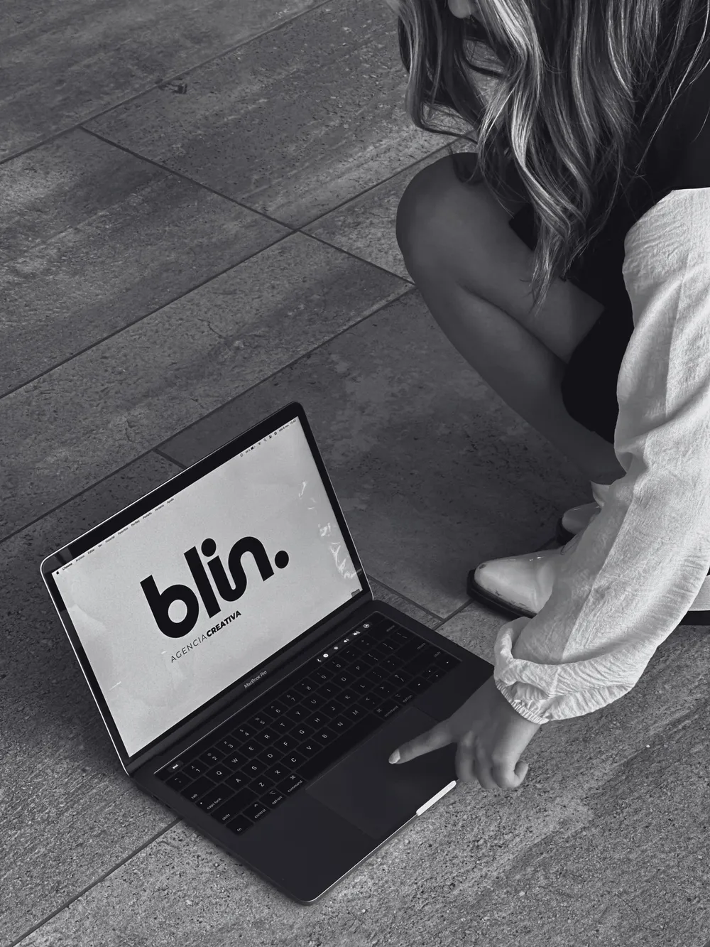 Laptop con el logo de blin.