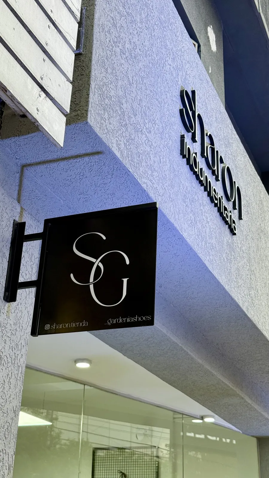 Cartel de Sharon y Gardenia
